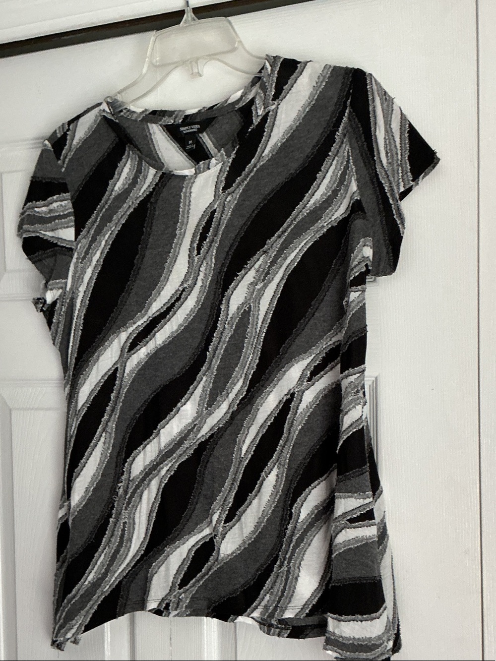 Simply Vera Vera Wang Black, Gray & White Wave-Print Short Sleeve Top